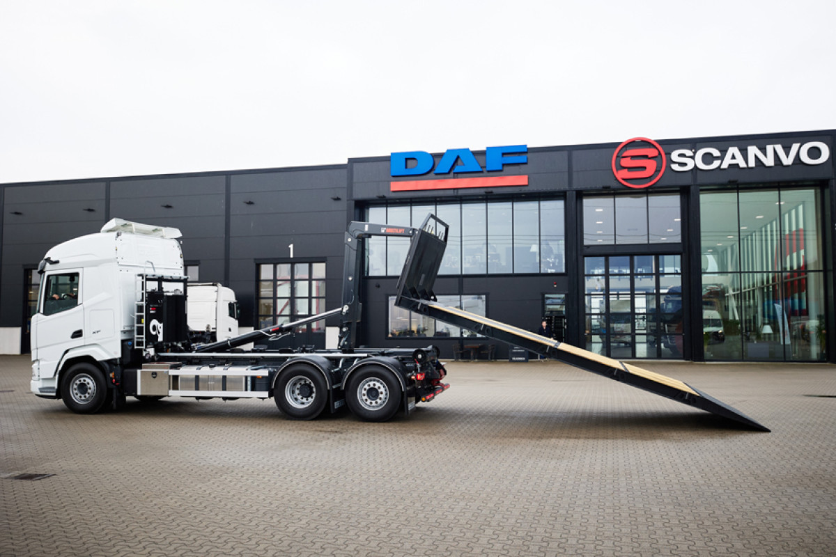 Flatbed with ladders on the flatbed and detachable ramps.