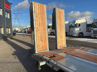 Hangler 3 axlad Jumbotrailer med 3600 mm hydraulisk ramp