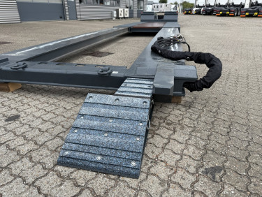 2-axlad Tvångstyrd låglastande maskintrailer, utdragbar