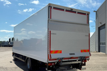 DAF XB 230 Fast skåp m. lift