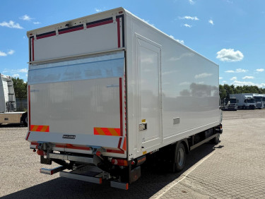 DAF XB 230 Fast skåp m. lift