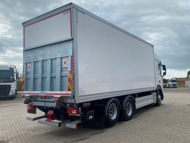 DAF XF480 6x2 Skåpbil m. lift