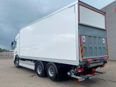 DAF XF480 6x2 Skåpbil m. lift
