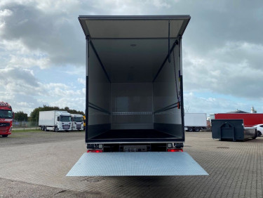 DAF XF480 6x2 Skåpbil m. lift