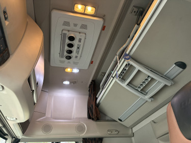 XF 530 PLS skåpbil med lift