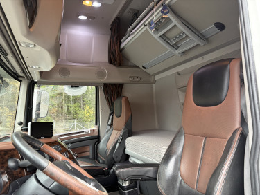 XF 530 PLS skåpbil med lift