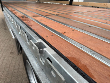 3 axlad trailer 45 ton med hållar för truck