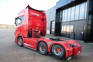 S 530 6x2 dragbil med klädd hytt och hydraulik