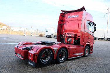 S 530 6x2 dragbil med klädd hytt och hydraulik