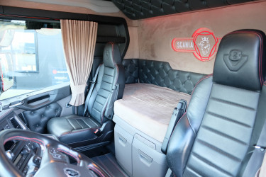 S 530 6x2 dragbil med klädd hytt och hydraulik