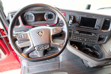 S 530 6x2 dragbil med klädd hytt och hydraulik