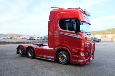 S 530 6x2 dragbil med klädd hytt och hydraulik