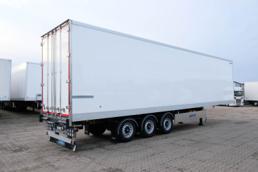 3 axlad inrikes skåptrailer