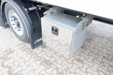 3 axlad inrikes skåptrailer