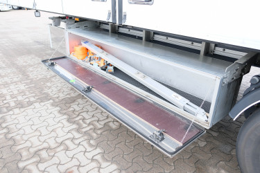 3 axlad inrikes skåptrailer