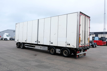 Närko 4 axlad skåpsläpvagn med bommar