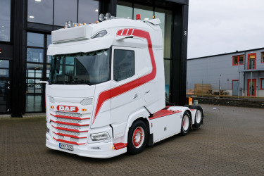 DAF XG+ 530 6x2 dragbil av 2023 års modell