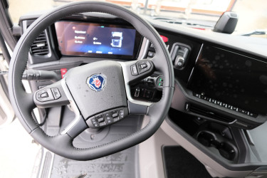 R 560 B6x2*4NB chassi för omgående leverans 