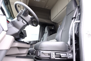 R 560 B6x2*4NB chassi för omgående leverans 