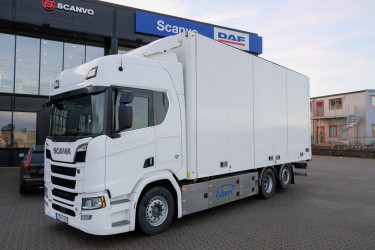 Scania R580 6x2 Ekeri skåpbil med öppningsbar sida