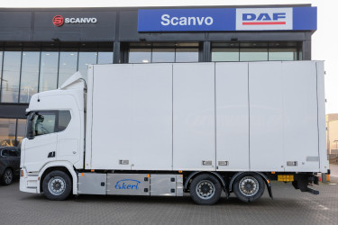 Scania R580 6x2 Ekeri skåpbil med öppningsbar sida