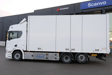 Scania R580 6x2 Ekeri skåpbil med öppningsbar sida