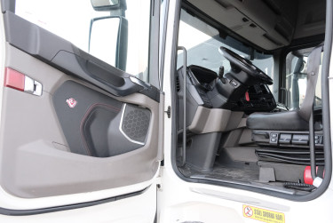 Scania R580 6x2 Ekeri skåpbil med öppningsbar sida