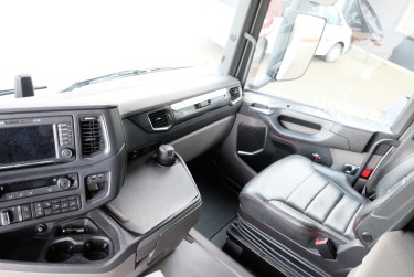 Scania R580 6x2 Ekeri skåpbil med öppningsbar sida