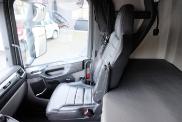 Scania R580 6x2 Ekeri skåpbil med öppningsbar sida