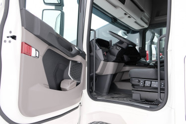 Ny R 560 6x2*4 Ekeri skåpbil