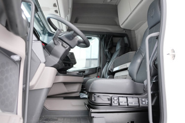 Ny R 560 6x2*4 Ekeri skåpbil