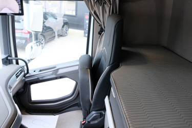 Ny XD 410 4x2 skåpbil för omgående leverans