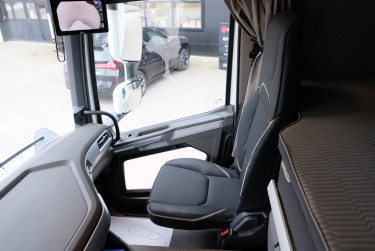 Ny XD 410 4x2 skåpbil för omgående leverans