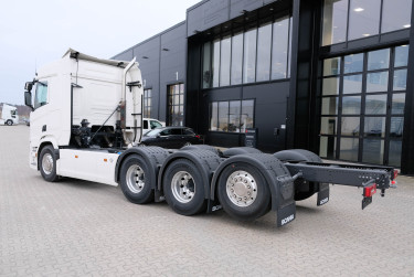 R 590 8x4*4 Tridem chassi