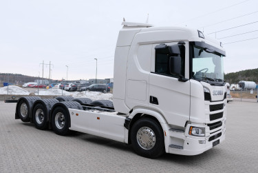 R 590 8x4*4 Tridem chassi