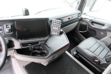 R 590 8x4*4 Tridem chassi