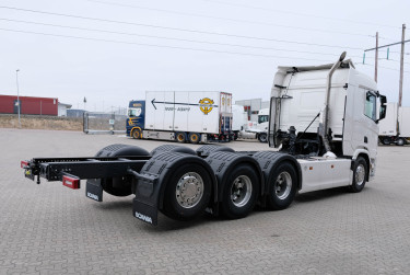 R 590 8x4*4 Tridem chassi