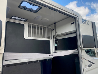 Renault Master AUT. 3500 kg STX Hästbuss 