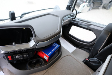 Ny XD 410 4x2 skåpbil för omgående leverans