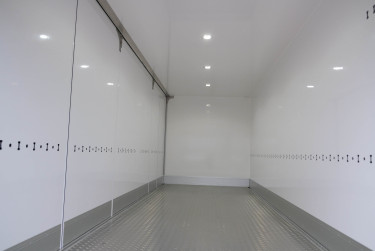 Ny XD 410 4x2 skåpbil för omgående leverans