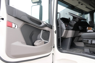 Ny R 560 6x2*4 Ekeri skåpbil