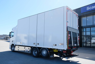 R 560 6x2*4 Ekeri skåpbil