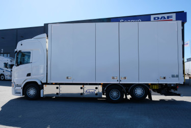 R 560 6x2*4 Ekeri skåpbil