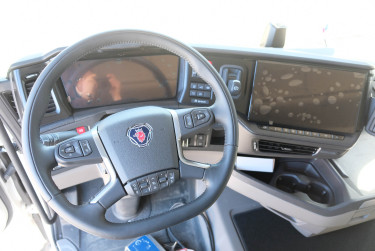 R 560 6x2*4 Ekeri skåpbil