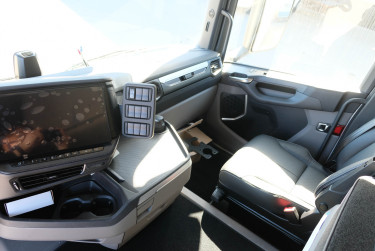 R 560 6x2*4 Ekeri skåpbil