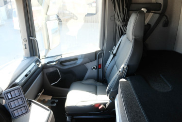 R 560 6x2*4 Ekeri skåpbil