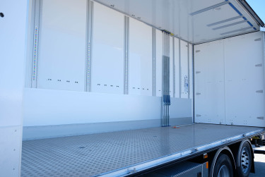 R 560 6x2*4 Ekeri skåpbil