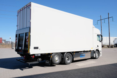 R 560 6x2*4 Ekeri skåpbil