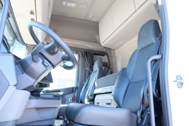 R 560 6x2*4 Ekeri skåpbil