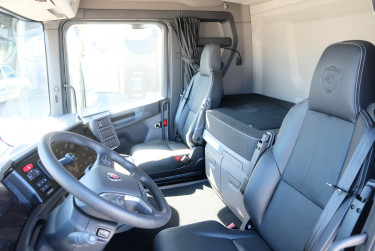 R 560 6x2*4 Ekeri skåpbil